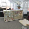 verschließbare Glasvitrine mit lackiertem Glastop - Praxis für Oralchirurgie und Implantologie Dr. Jens Stoltz in Neubrandenburg