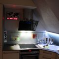 Küche mit ferngesteuerter Dunstabzugshaube, schwarzer Glasschirm