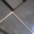 Hochglanzdecke mit eingelegten Lichtbändern